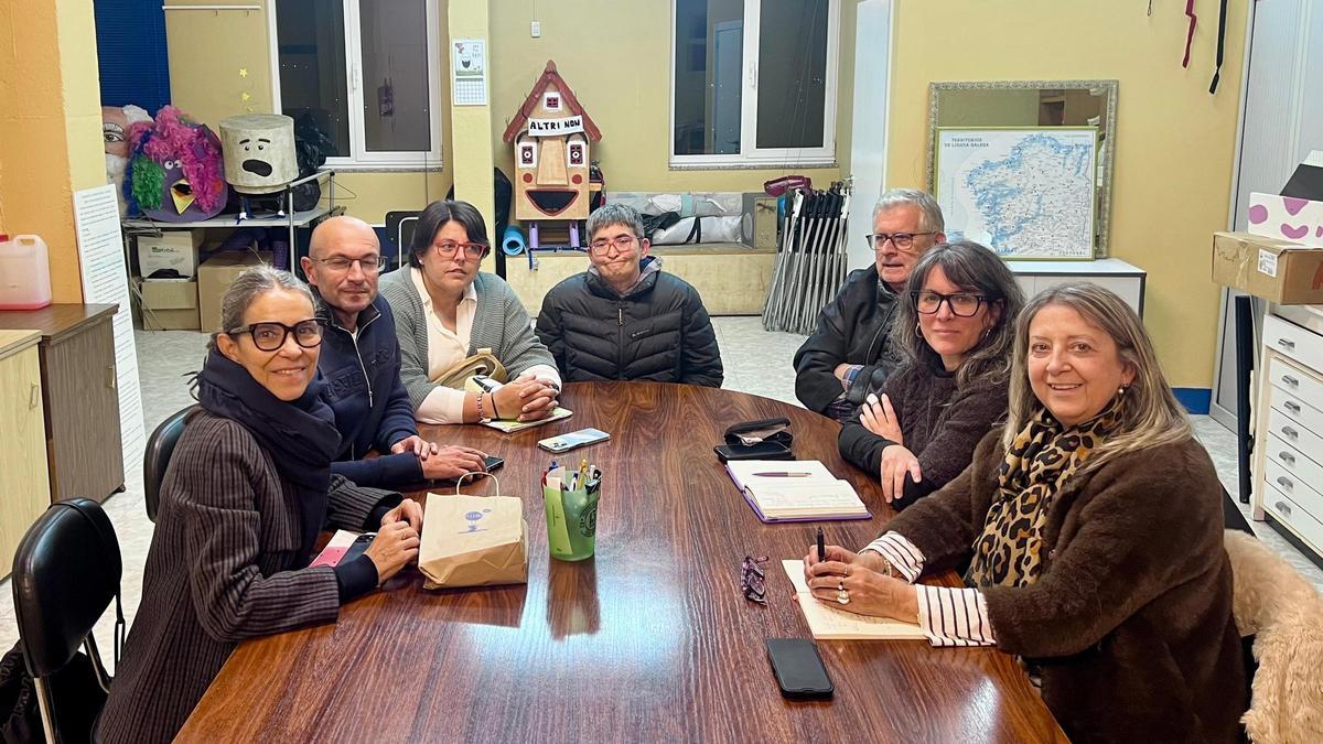 Os edís non adscritos Castro, Muíños e Rosón, coa asociación de veciós A Xuntanza