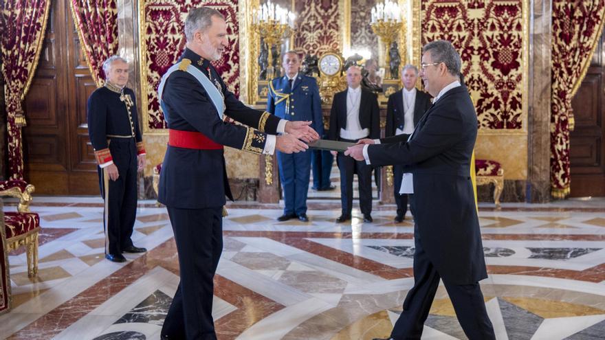 El Rey Felipe VI recibe la carta credencial del embajador de Argelia, Abdelfetah Daghmoum.