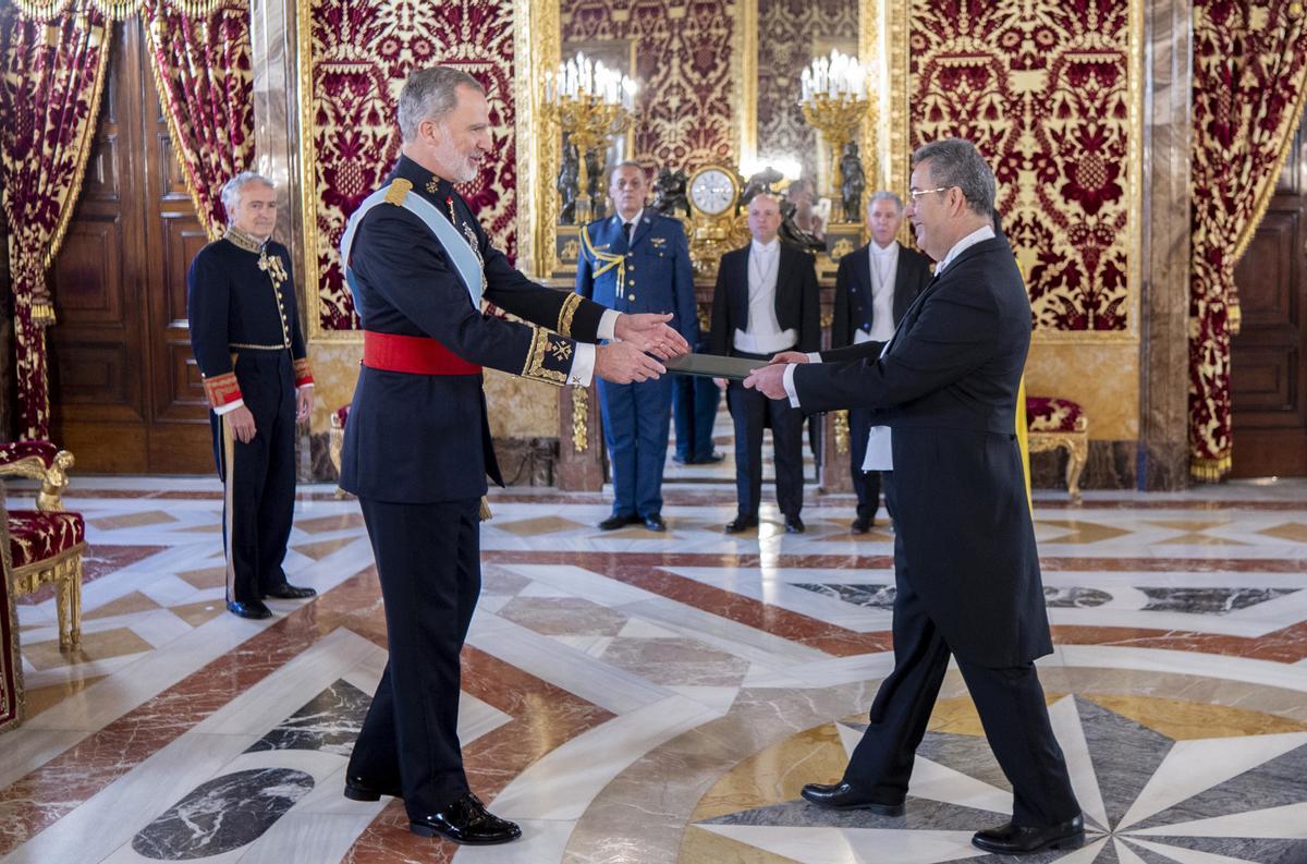 El Rey recibe las cartas credenciales de seis embajadores, entre ellos ...