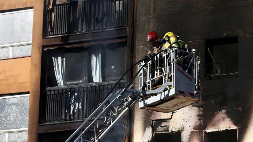 El incendio de una vivienda en Badalona causa tres muertos y 16 heridos