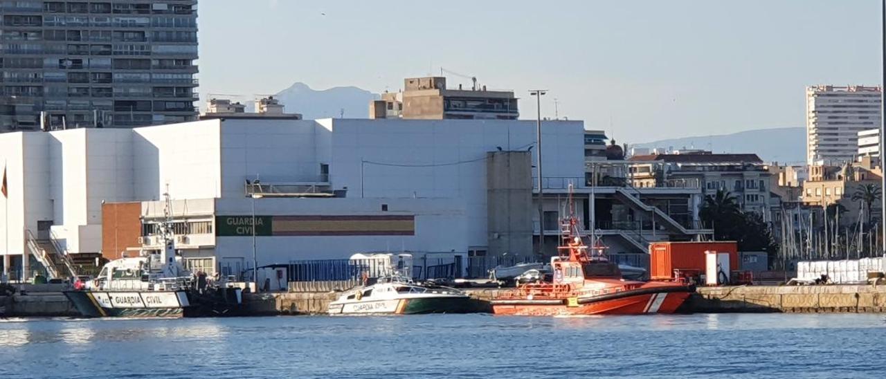 El barco de Salvamento Marítimo y patrulleras del Servicio Marítimo de la Guardia Civil en su base de Alicante.