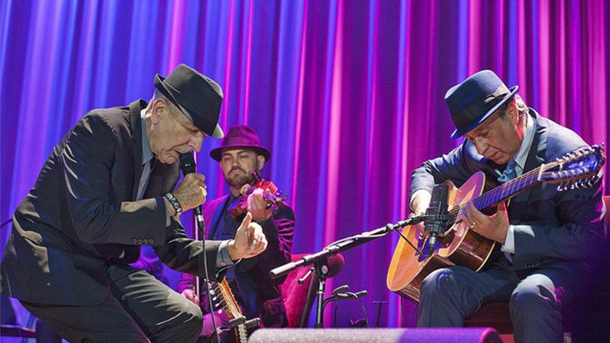 Leonard Cohen, acompañado por el guitarrista Javier Mas,