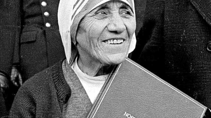 Teresa de Calcuta, el 1979 a Oslo, amb el diploma del premi Nobel