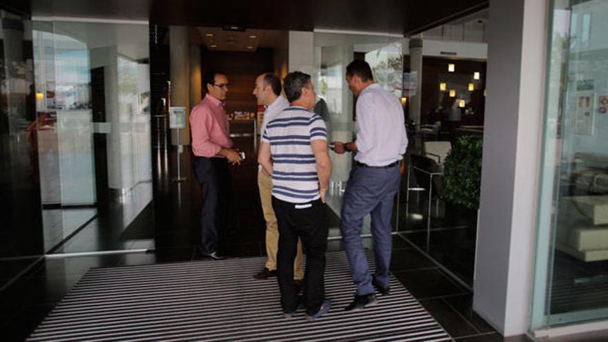 César Nohales, Alejandro Soler, Juan Contreras y Carlos González a la entrada del hotel donde están reunidos