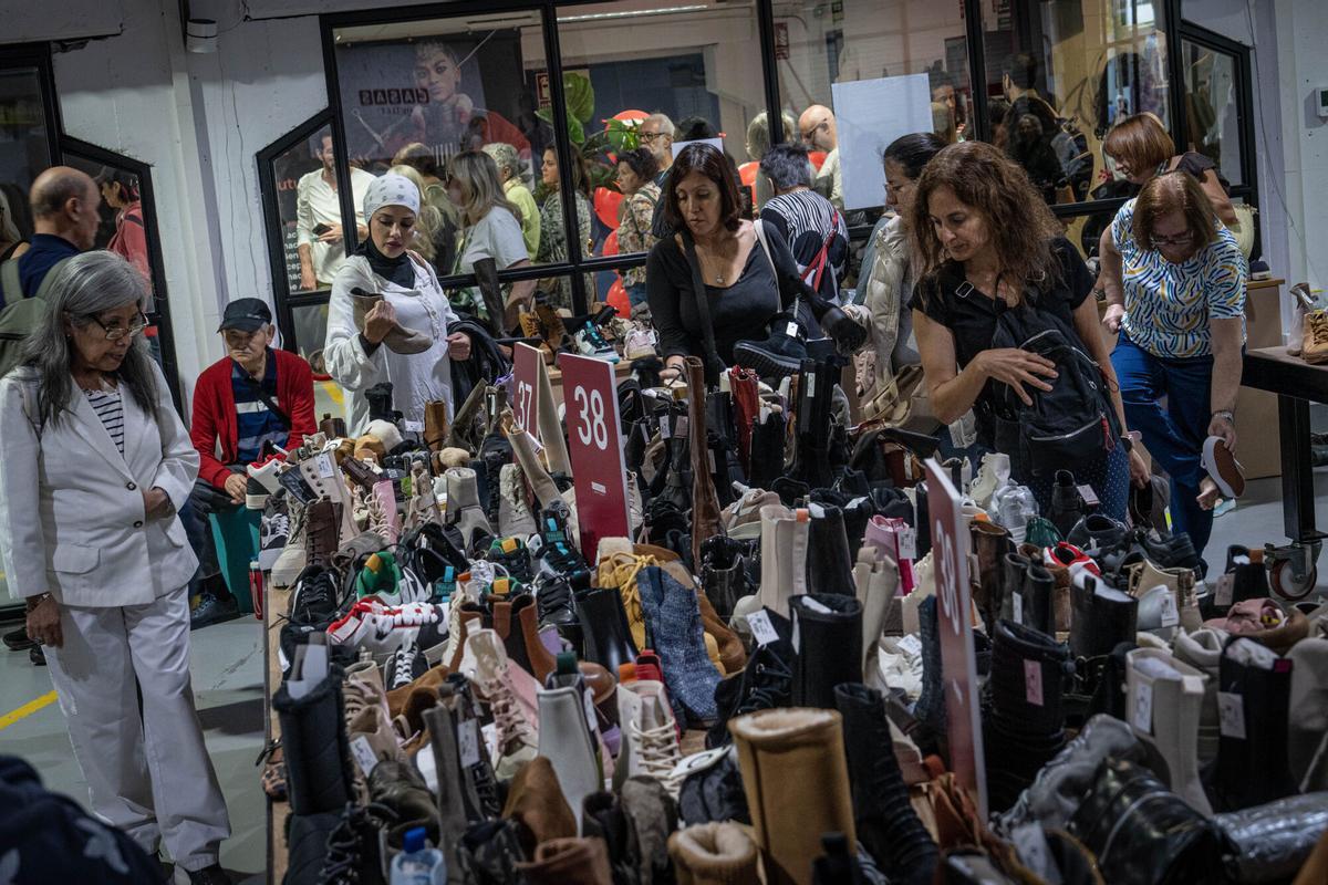 Ambiente en el outlet efímero de la cadena de zapaterías Casas, que ofrece descuentos en marcas como Converse, Aro o Camper, en Barcelona, el 22 de octubre de 2025.