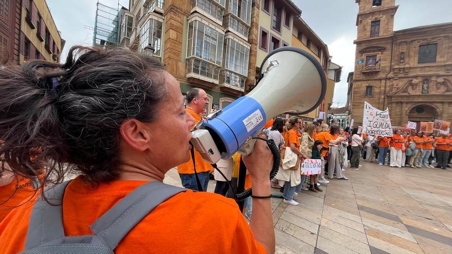 La concertada se moviliza en la plaza del Ayuntamiento de Oviedo y calienta motores antes de la primera jornada de huelga: “No pedimos más, pedimos igualdad”