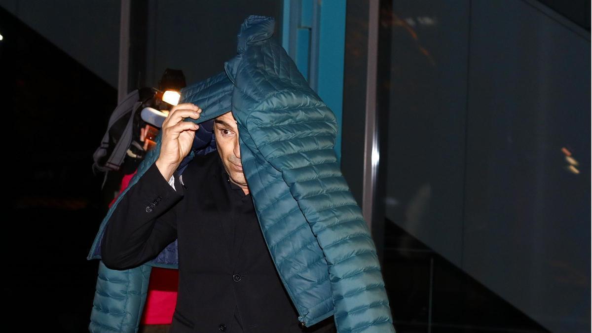 El productor de cine, Javier Pérez Santana, a la salida del Juzgado de Guardia tras quedar en libertad por la agresión sexual de la que fue víctima la artista Jedet durante la celebración de los Premios Feroz, la madrugada del 29 de enero de 2023.