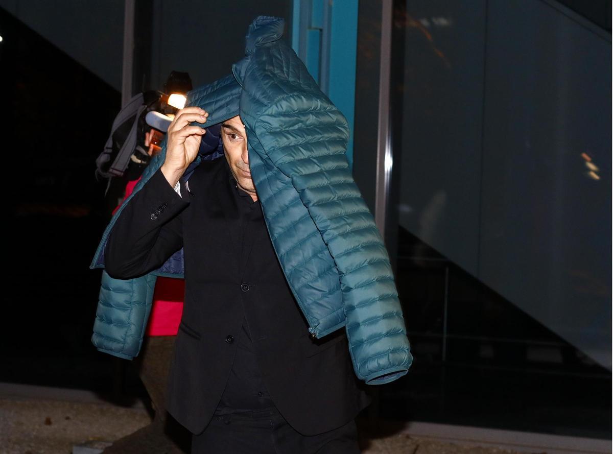 El productor de cine, Javier Pérez Santana, a la salida del Juzgado de Guardia tras quedar en libertad por la agresión sexual de la que fue víctima la artista Jedet durante la celebración de los Premios Feroz, la madrugada del 29 de enero de 2023.