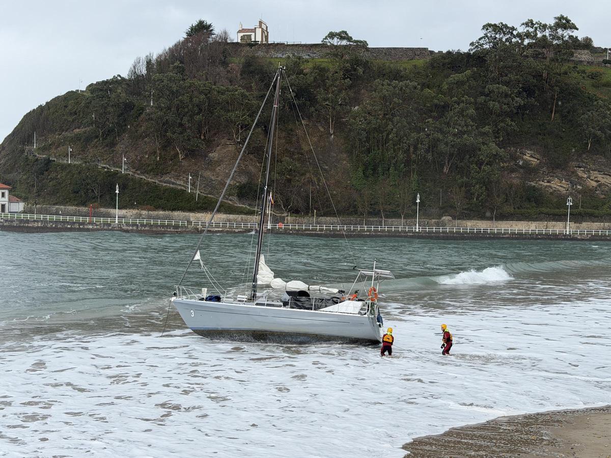 El velero holandés varado en la playa de Santa Marina, en Ribadesella.