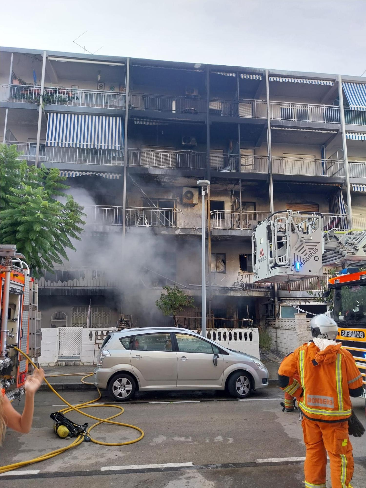 Así ha quedado el edificio incendiado en la playa de Gandia