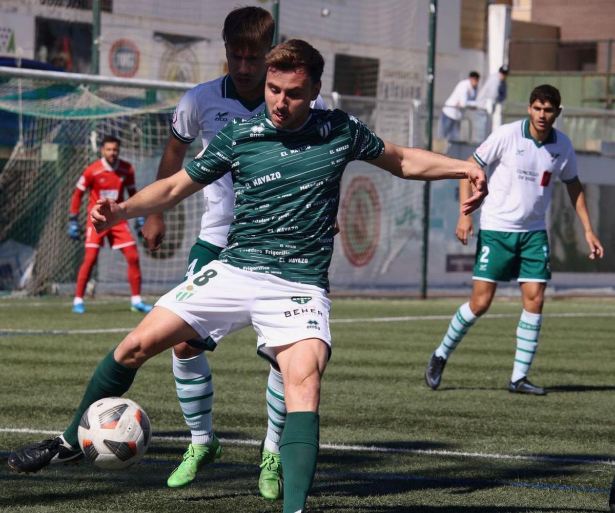 Un jugador del Guijuelo protege el balón. |  // CDGUIJUELO