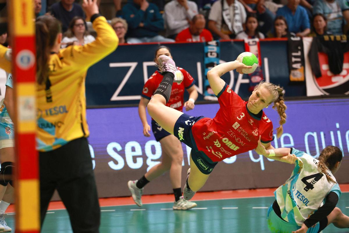 Zhukova se dispone a lanzar.