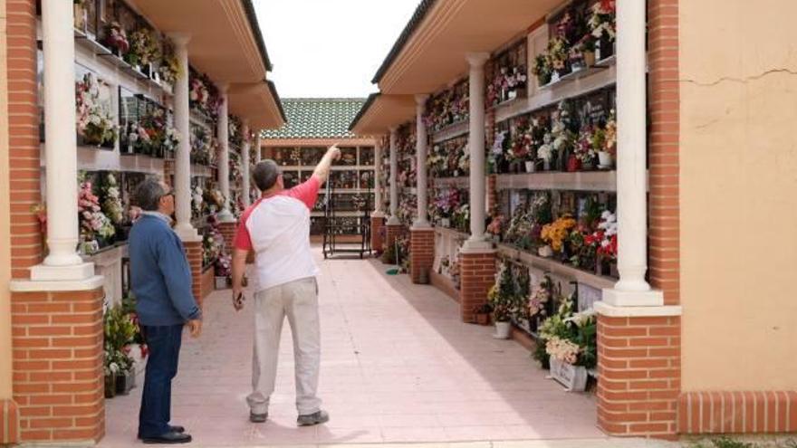 Un operario del cementerio municipal de Petrer mostrando ayer el nicho profanado.