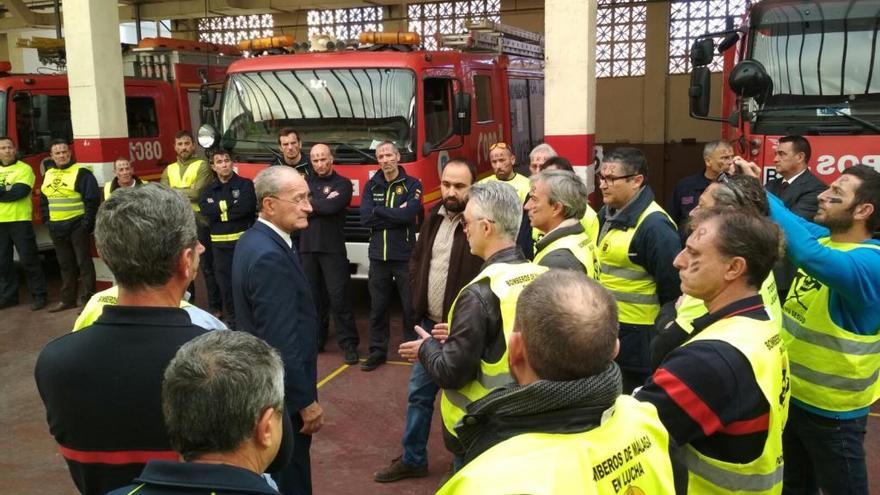 Tensa visita navideña del alcalde a los bomberos de Málaga