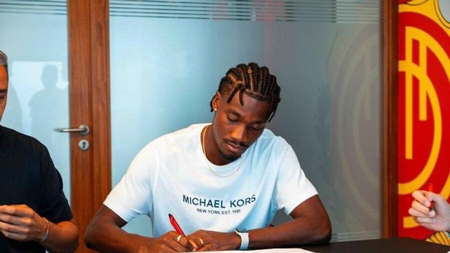Oficial: El Elche cede a John Chetauya al Mallorca