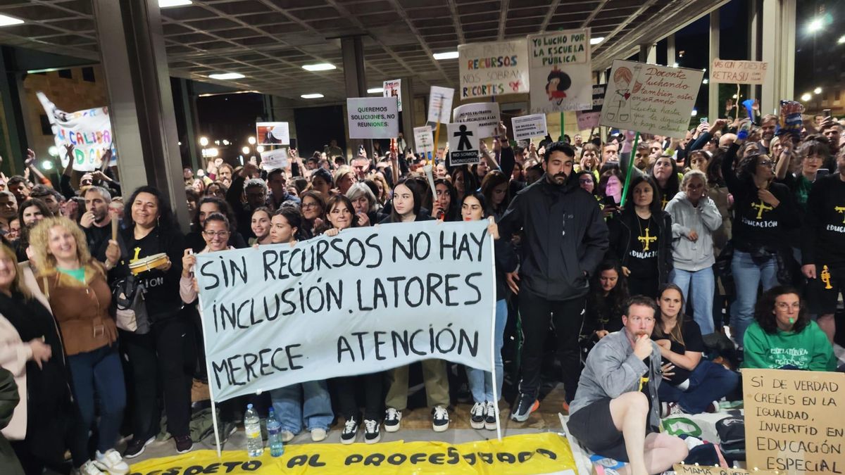 Cientos de docentes siguen concentrados en Oviedo tras más de siete horas de reunión.