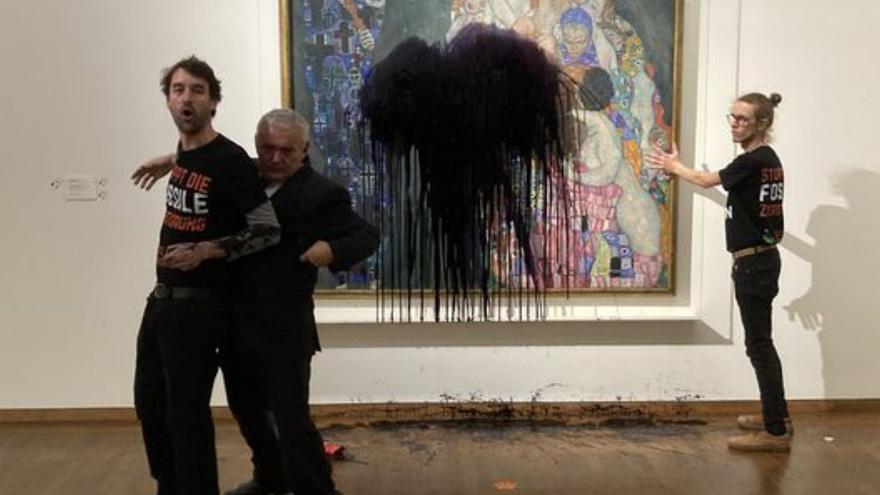 Un cuadro de Klimt no sufre daños tras ser atacado en una protesta climática en Viena