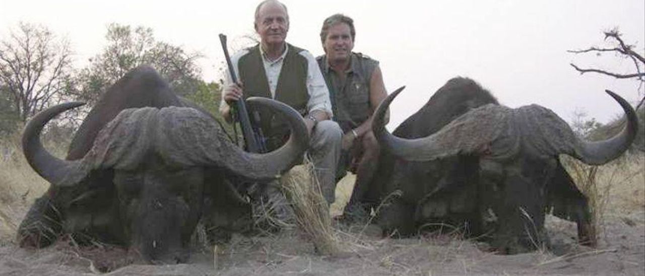 Juan Carlos I, con dos búfalos cazados en Botswana en 2012.