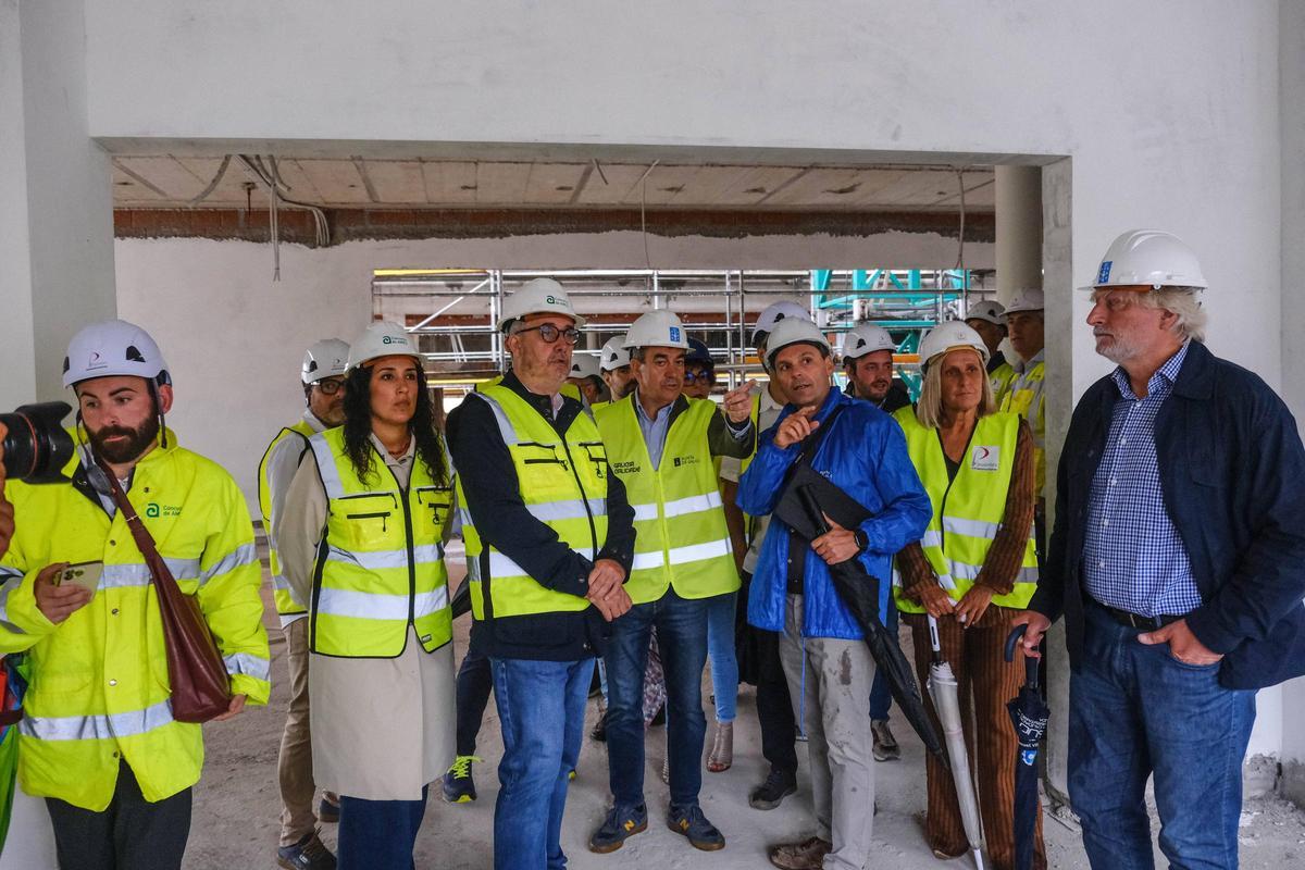 El conselleiro de Educación, Román Rodríguez, visita las obras del nuevo CEIP de O Milladoiro