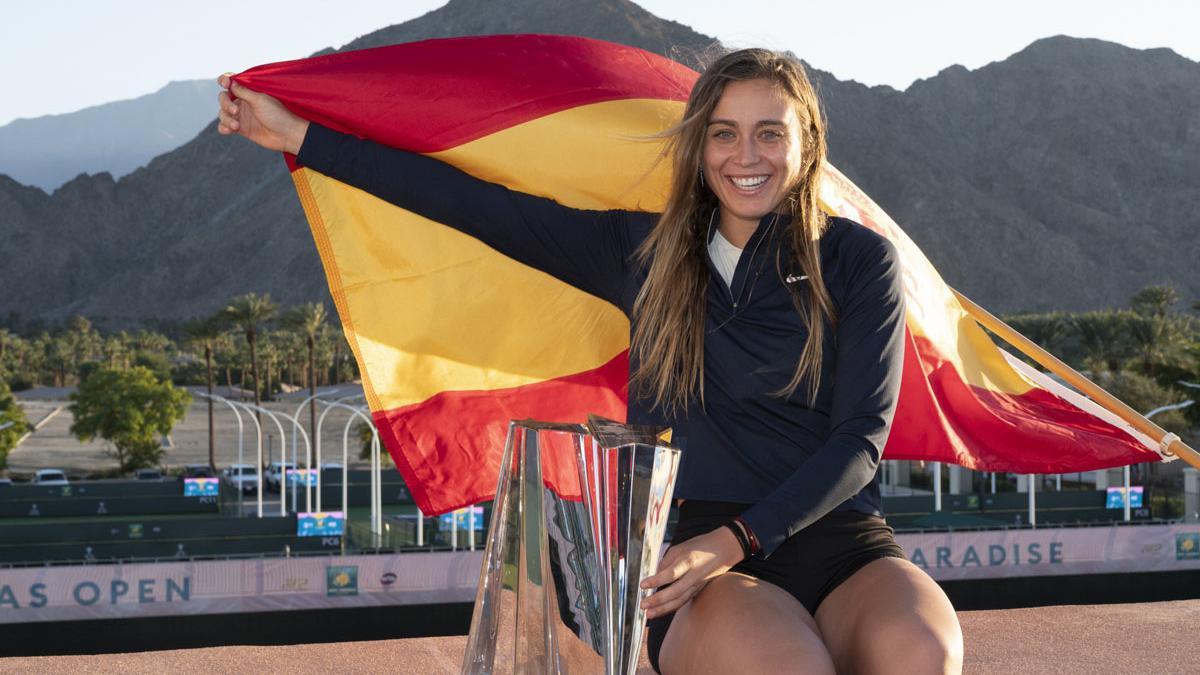 Paula Badosa ondea la bandera española tras ganar la final del Indian Wells Masters Series en California