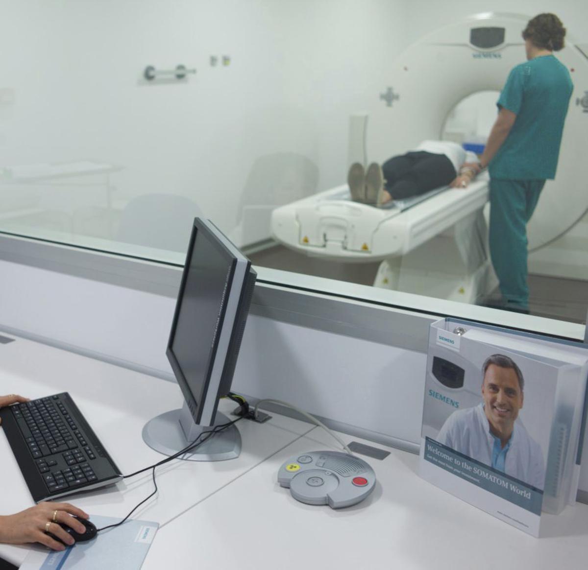 Realización de un TAC en el hospital de Benavente.