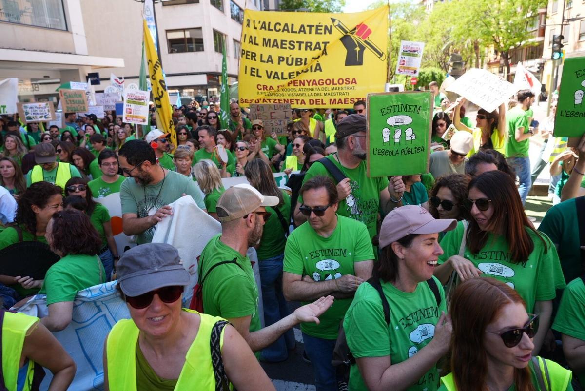 Manifestación de profesores ante la delegación de Hacienda de la Generalitat en el décimo día de huelga.