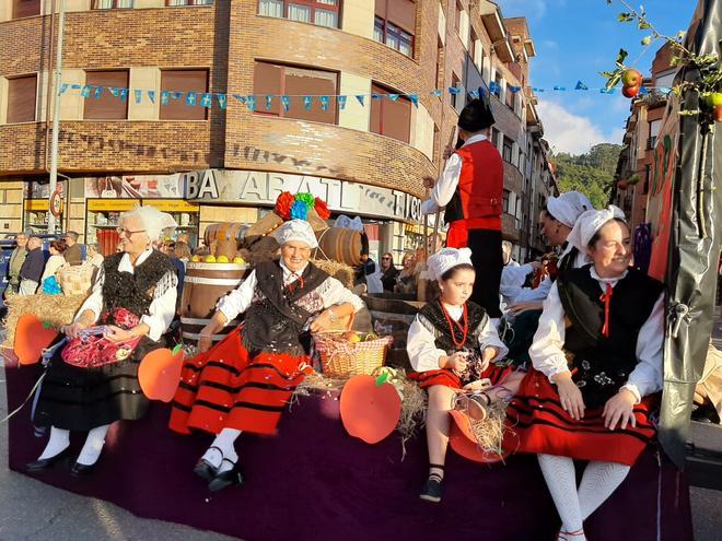 Villaviciosa ofrece el primer mosto a la Portalina: así ha sido el acto seguido de un desfile de carrozas