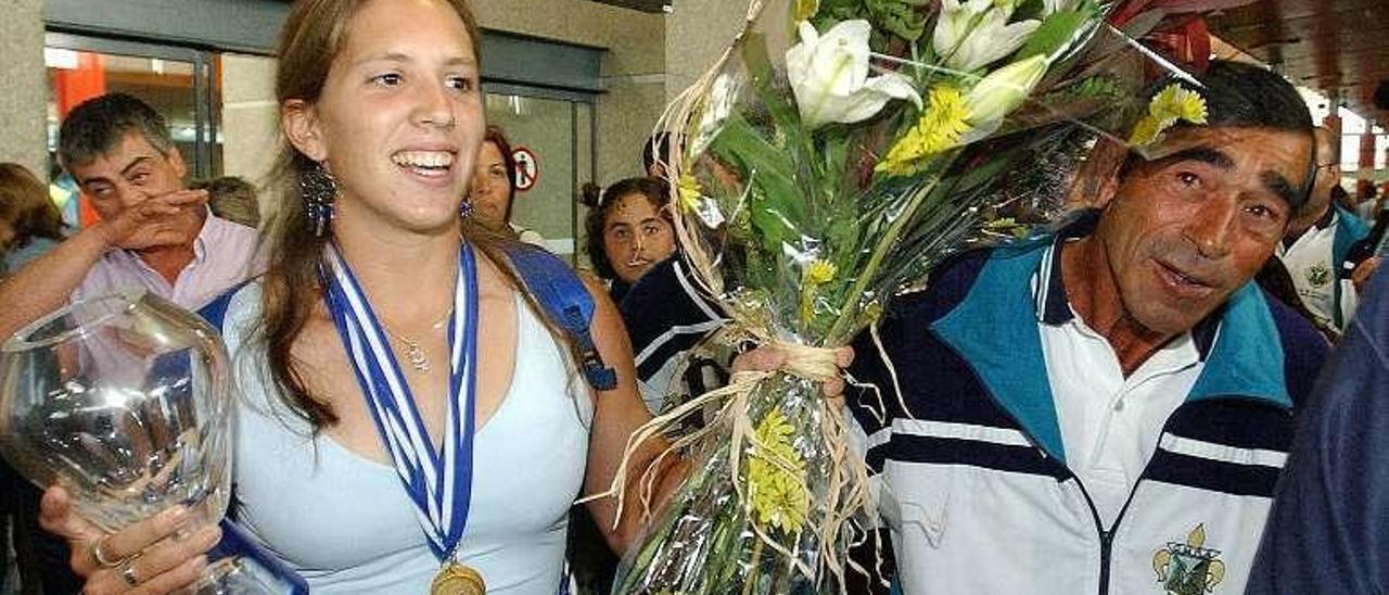 Teresa Portela, coas medallas do Europeo de Szeged. // Cameselle
