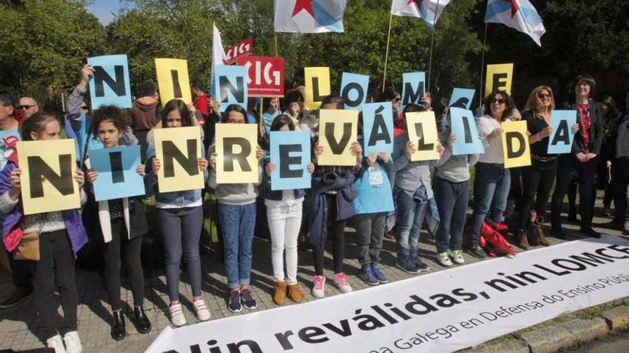 Participantes en una protesta en Galicia contra las &#039;reválidas&#039; de la Lomce.