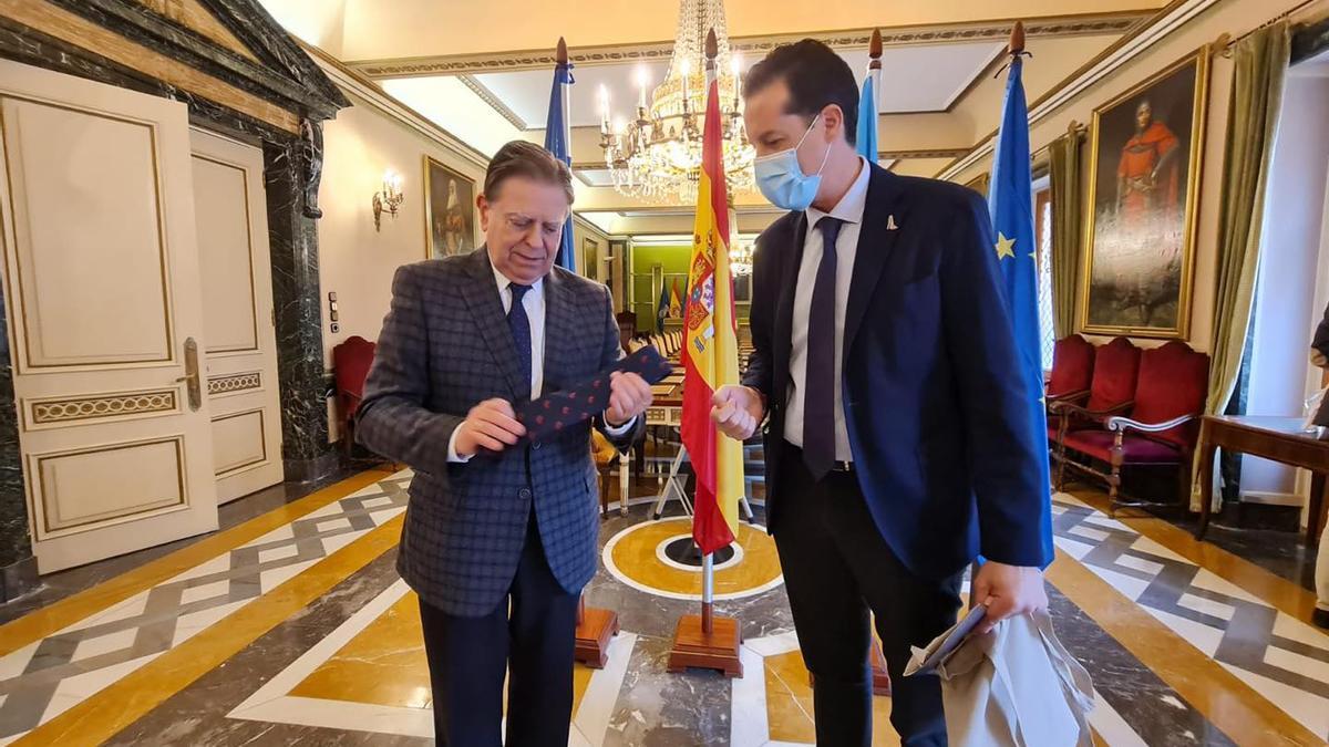 El alcalde de Elda con el de Oviedo regalándole la corbata de los zapatos de la ciudad durante la visita realizada en noviembre de 2021.