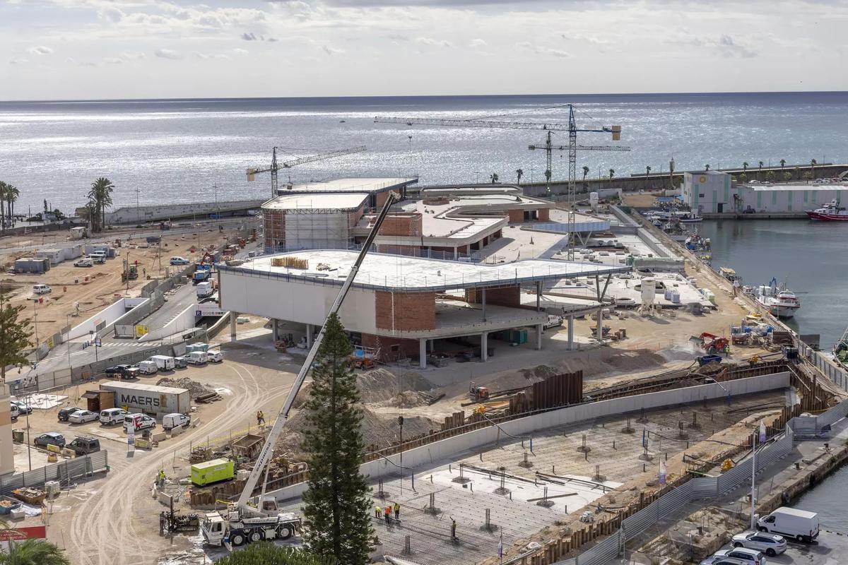 Nueva zona de ocio del puerto de Torrevieja. A la izquierda de la imagen de se ubicará el nuevo hotel de cuatro estrellas