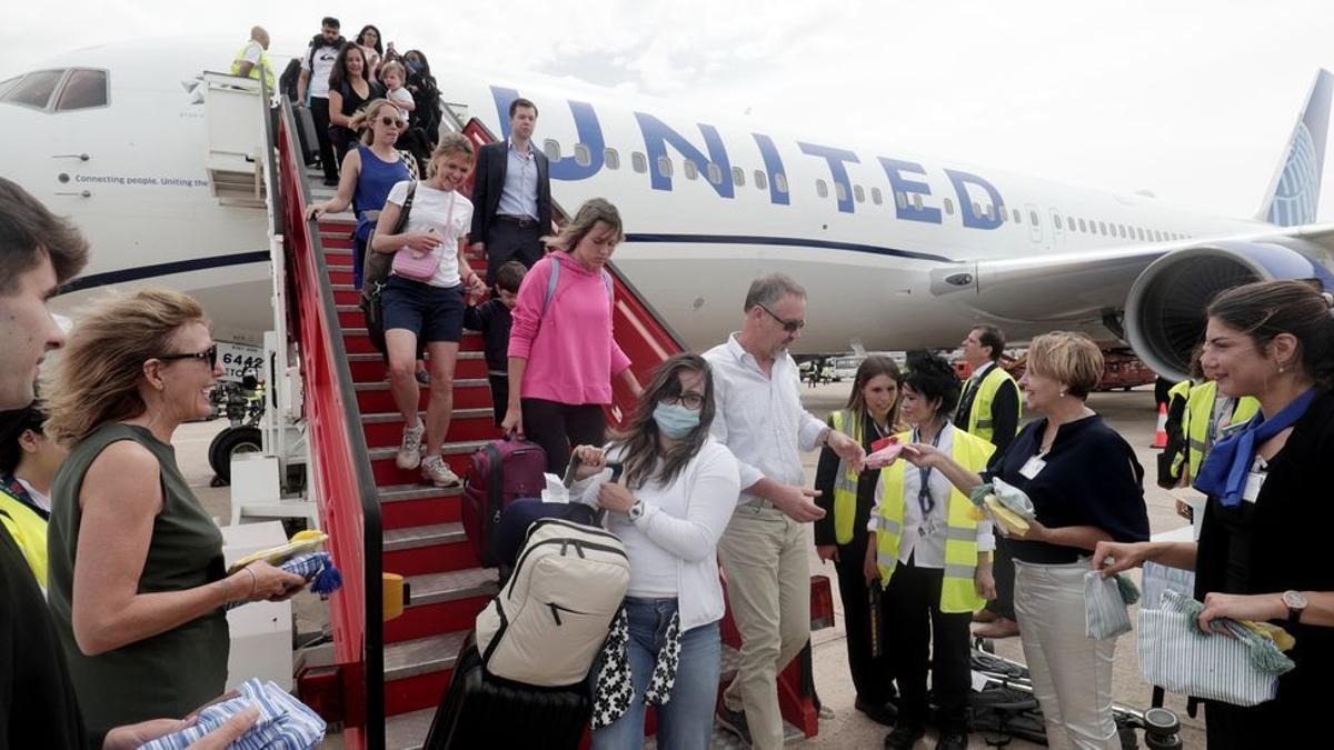 Die ersten USA-Urlauber, die mit United Airlines den Direktflug angetreten sind, werden am 3. Juni am Flughafen von Palma begrüßt.