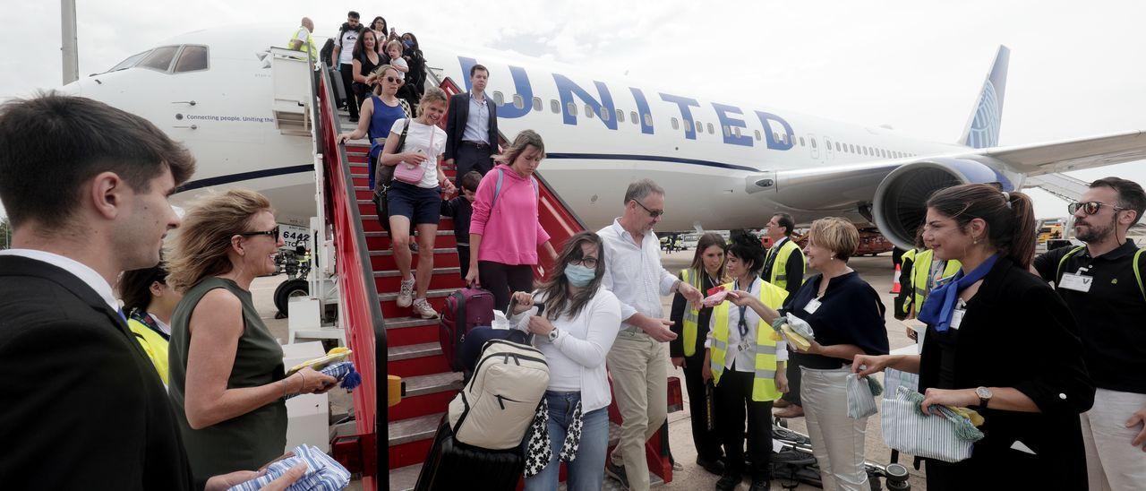 Die ersten USA-Urlauber, die mit United Airlines den Direktflug angetreten sind, werden am 3. Juni am Flughafen von Palma begrüßt.