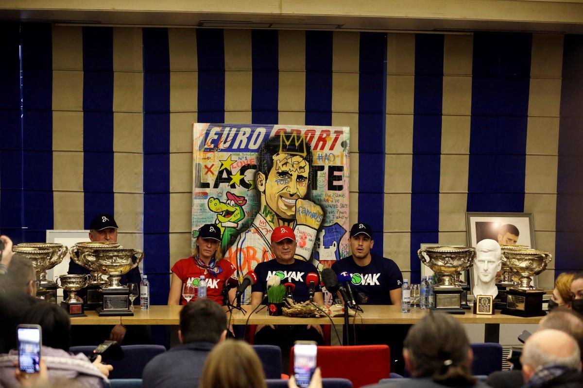 La familia de Djokovic en una rueda de prensa en Belgrado