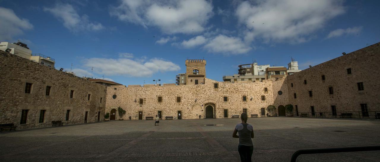 Patio de armas del Castillo Fortaleza de Santa Pola