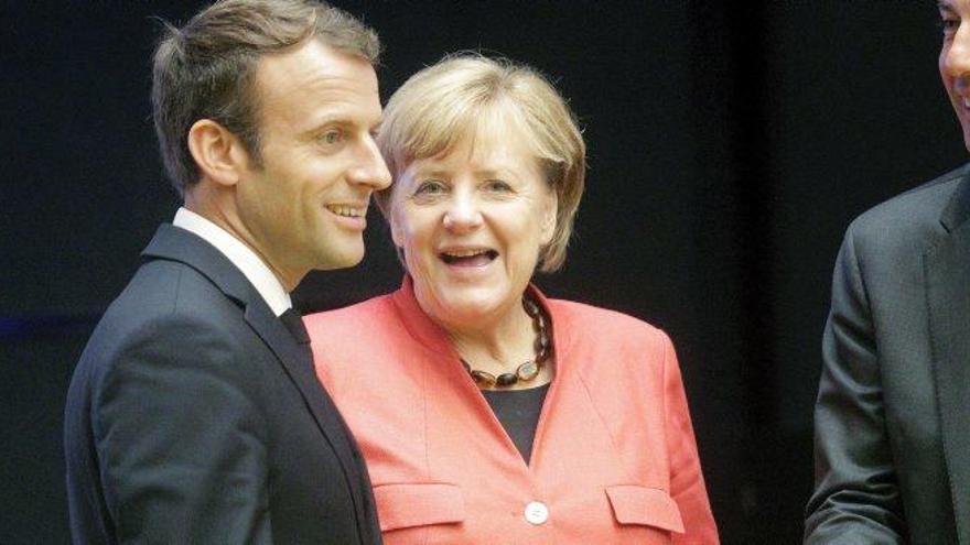 Angela Merkel conversa animadament amb Emmanuel Macron