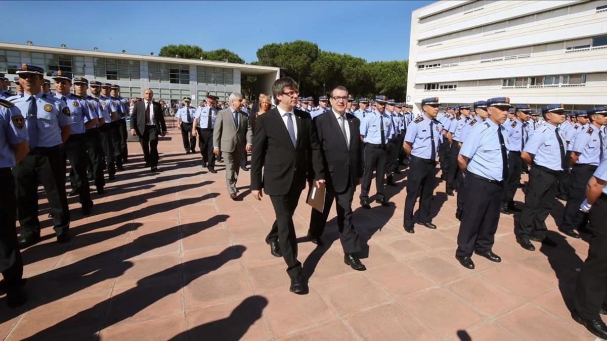 El 'president' Carles Puigdemont, en una entrega de diplomas en la Escola de Policia de Catalunya.