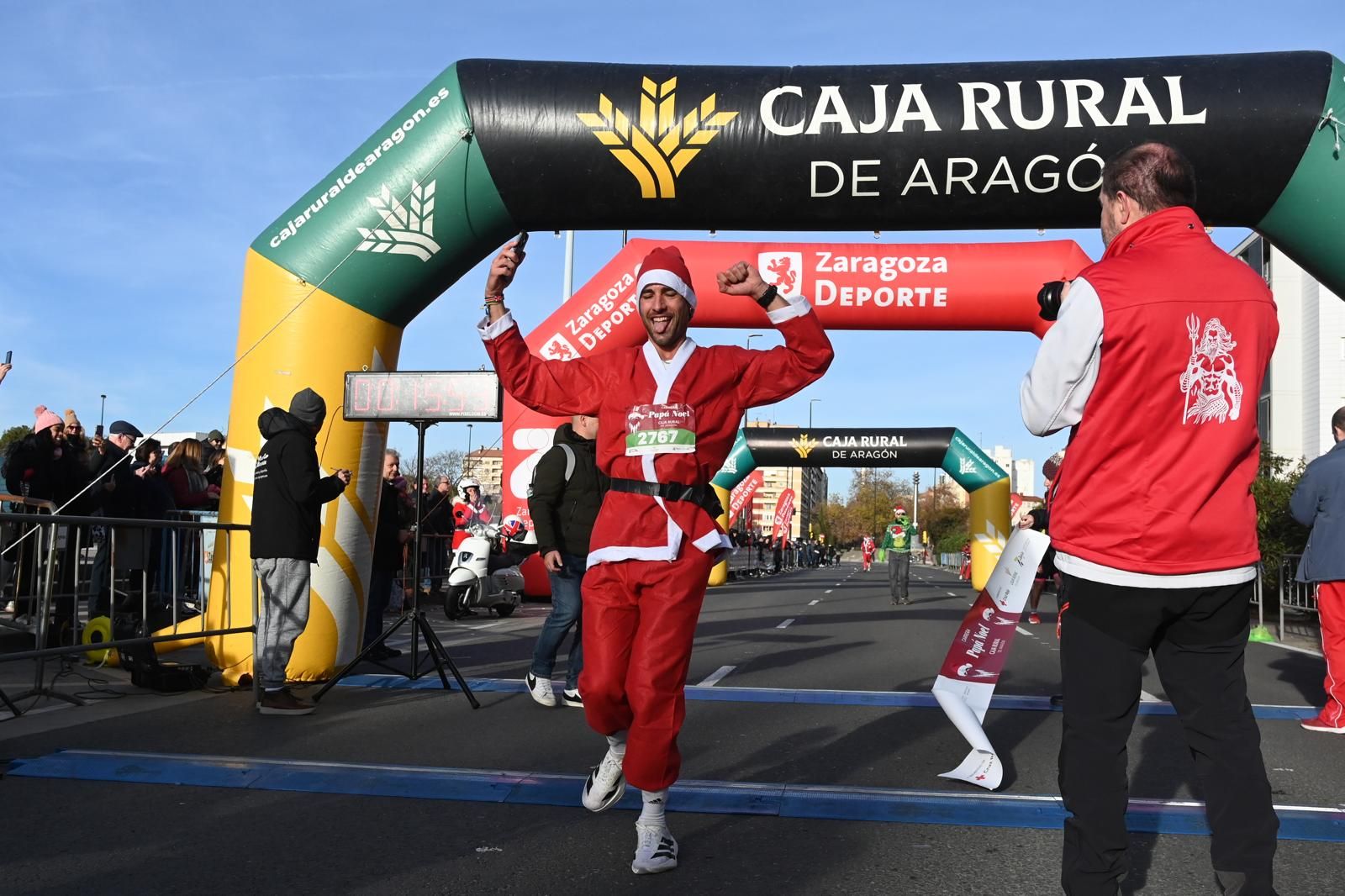 En imágenes | Tres mil Papá Noel invaden Zaragoza a la carrera