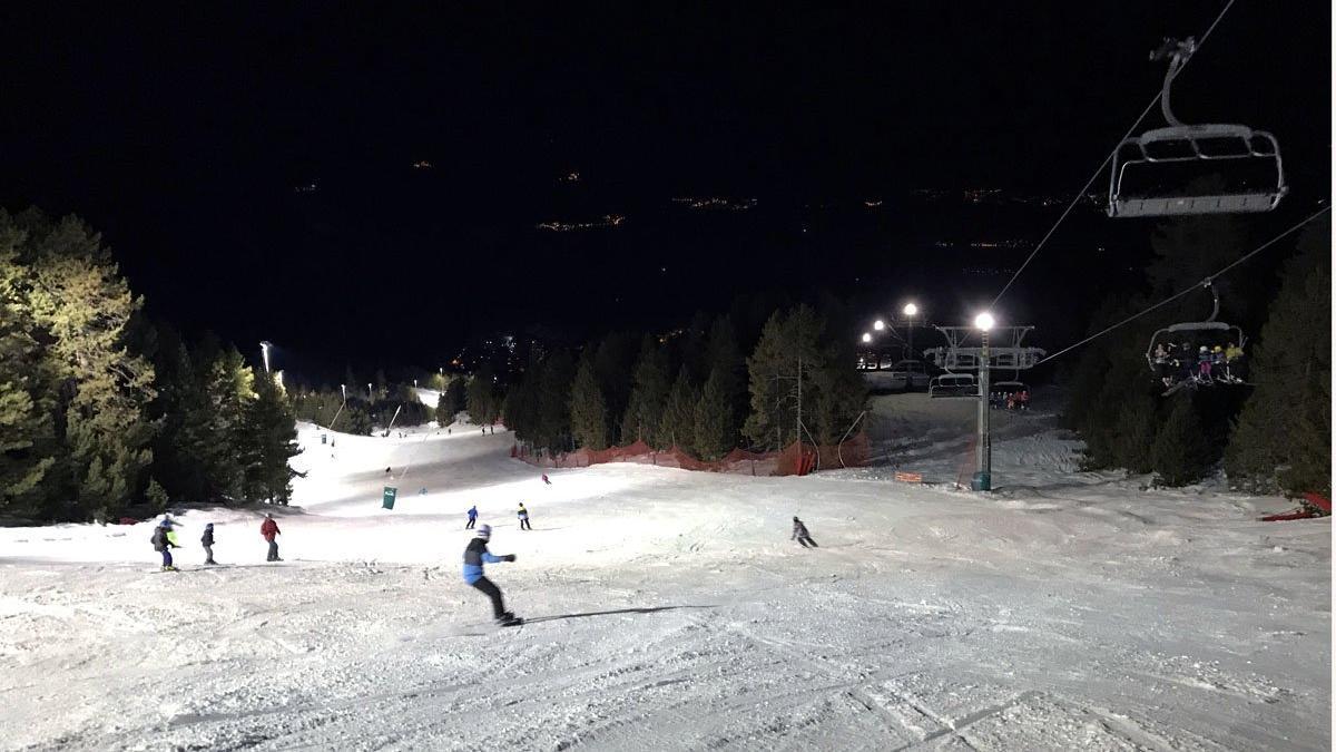 El sistema de iluminación hace posible la magia de esquiar de noche en la estación de Masella