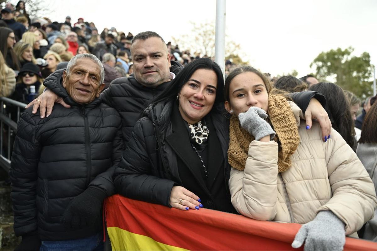 María del Mar, Julián, y el resto de la familia.