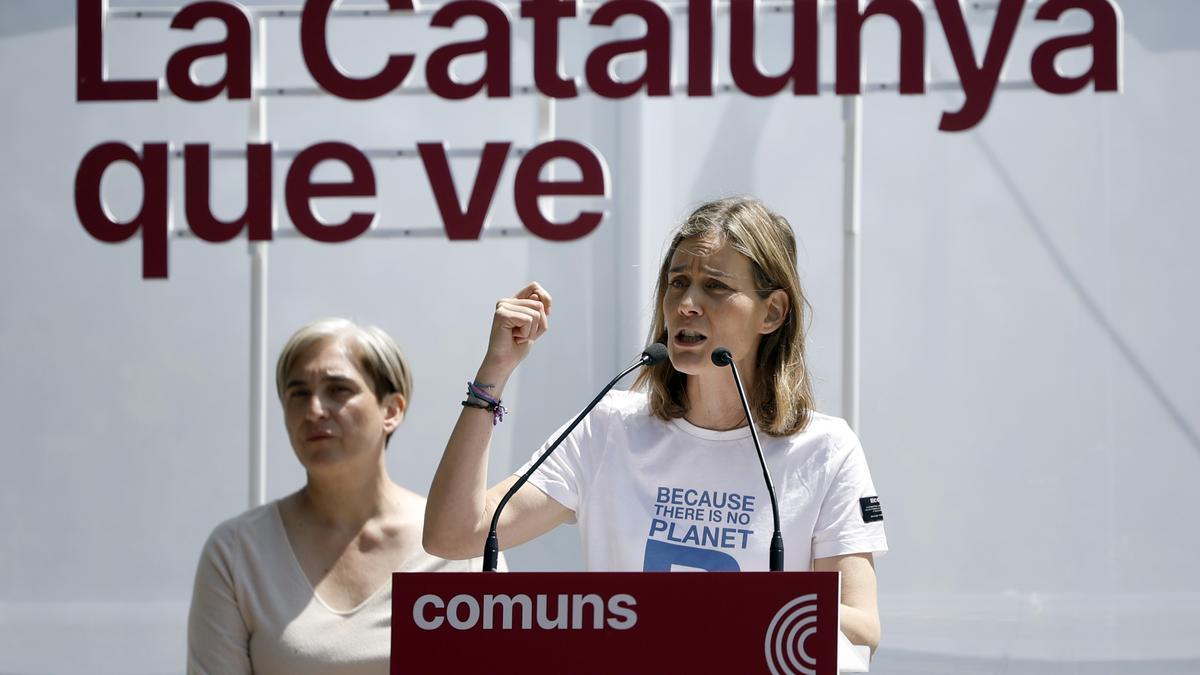 La candidata de Comuns Sumar a la presidencia de la Generalitat, Jéssica Albiach, y la exalcaldesa de Barcelona y líder de BComú, Ada Colau (i), durante el acto electoral que han celebrado este sábado en El Prat de Llobregat.