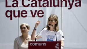 La candidata de Comuns Sumar a la presidencia de la Generalitat, Jéssica Albiach, y la exalcaldesa de Barcelona y líder de BComú, Ada Colau (i), durante el acto electoral que han celebrado este sábado en El Prat de Llobregat.