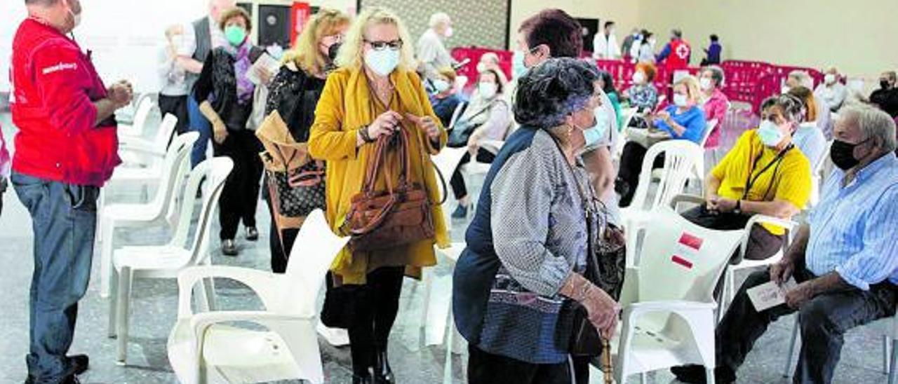 Miles de personas han recibido ya la vacuna en el Casal Fester de Alzira. | PERALES IBORRA