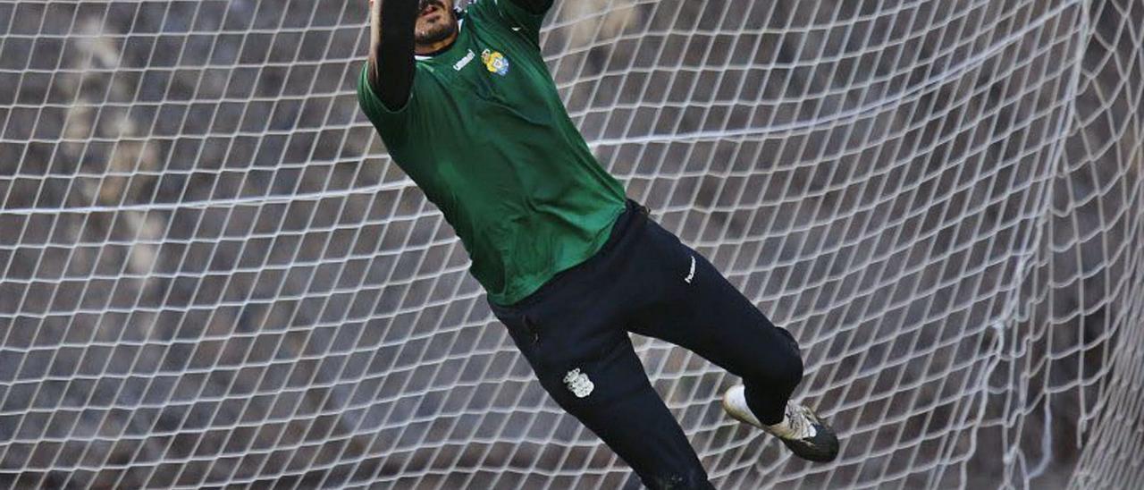 El meta sevillano de 23 años Álvaro Valles despeja un balón en la instalación deportiva de Barranco Seco.