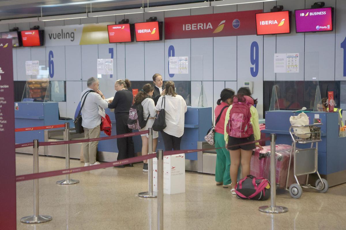 Pasajeros en el aeropuerto coruñés de Alvedro.