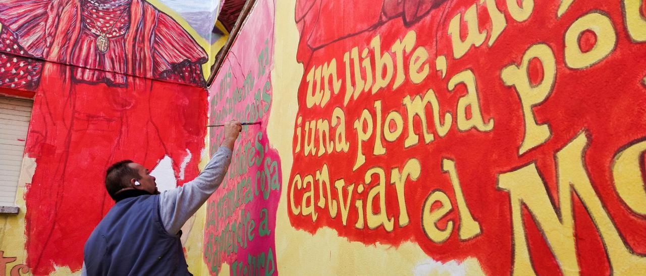 Toni Espinar pintando el mural en el colegio de Alfarrasí.