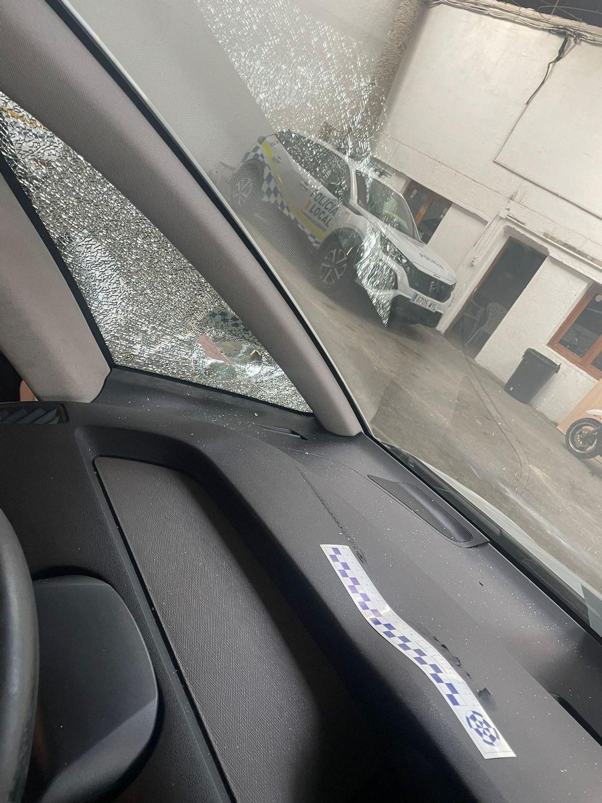 El vehículo policial sufrió daños tras el incidente