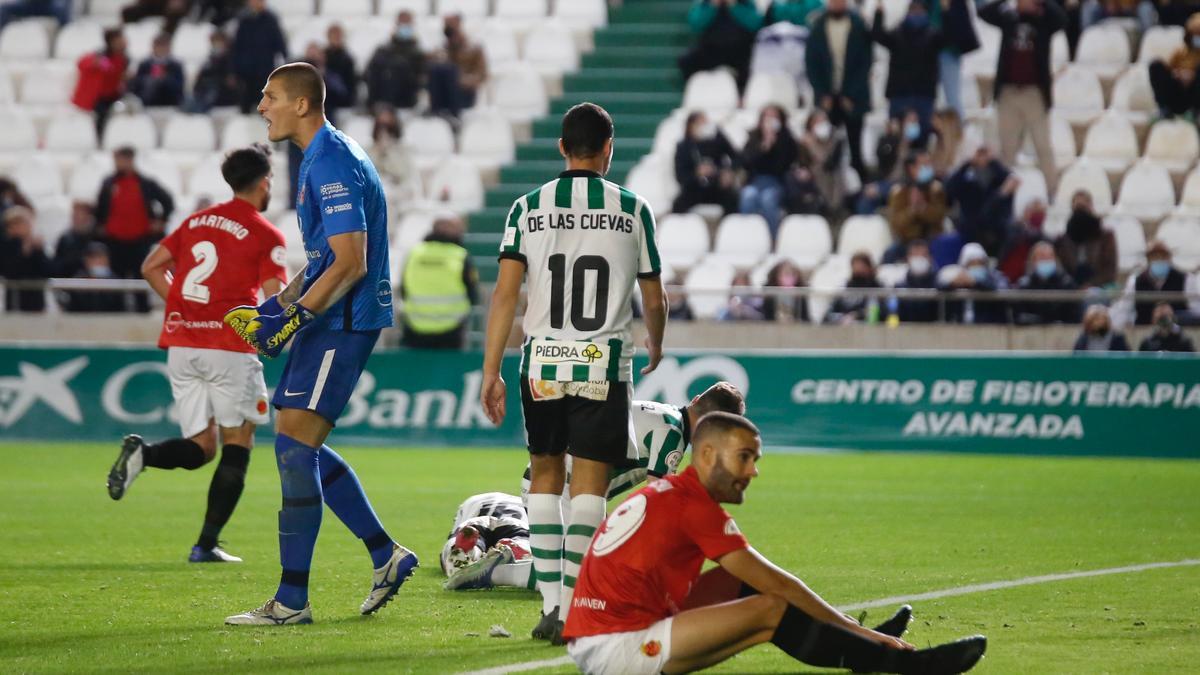 Fedotov, de azul, durante el partido entre Córdoba y Montijo.