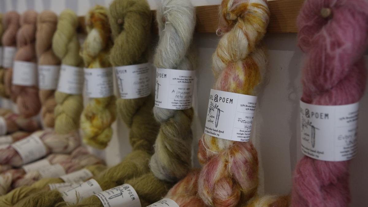 Mit Naturfarben gefärbte Wollstränge aus feiner Merinowolle, Alpaka sowie Mohair und Seide.