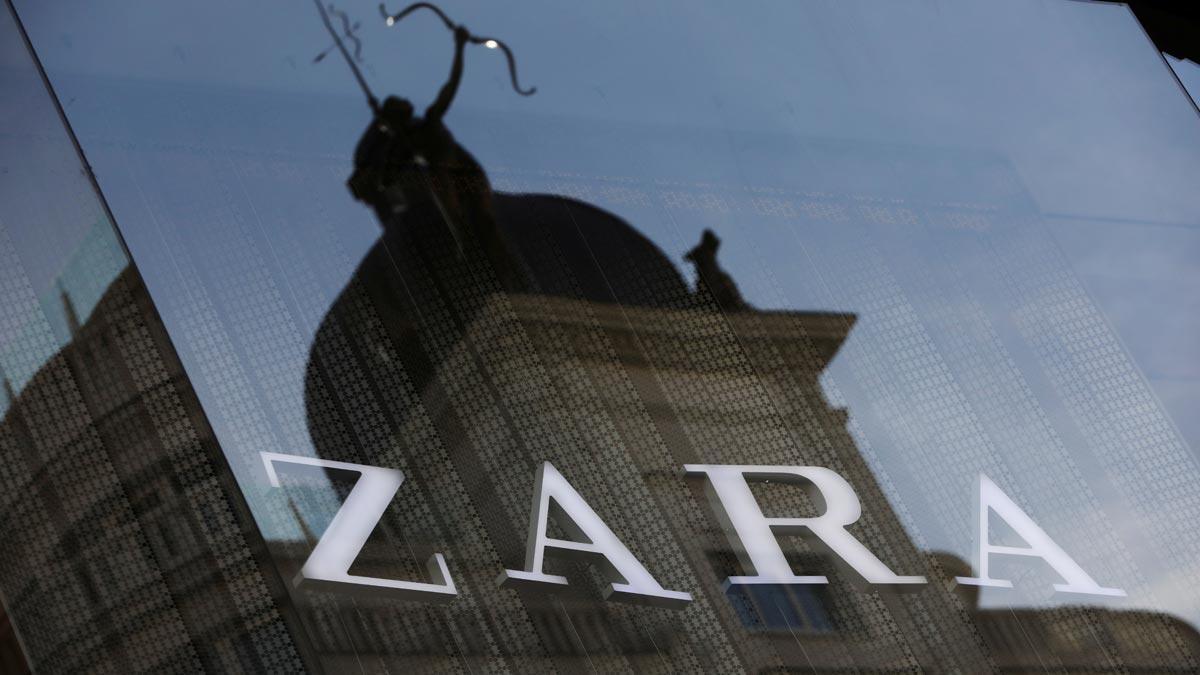 Inditex gana 734 millones, el 9,8% más, en su primer trimestre. En la foto, el logo de Zara reflejado en un cristal, en el centro de Madrid. 